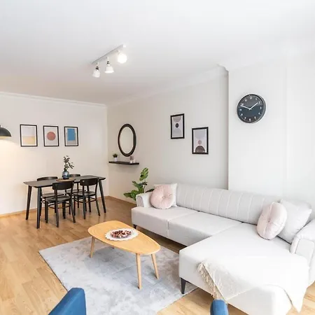 Stylish 2-bdr 15 Min From Axis Mall *