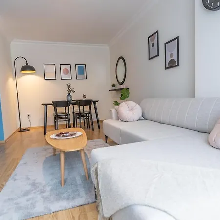 Stylish 2-bdr 15 Min From Axis Mall *