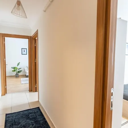 Stylish 2-bdr 15 Min From Axis Mall アパート イスタンブール